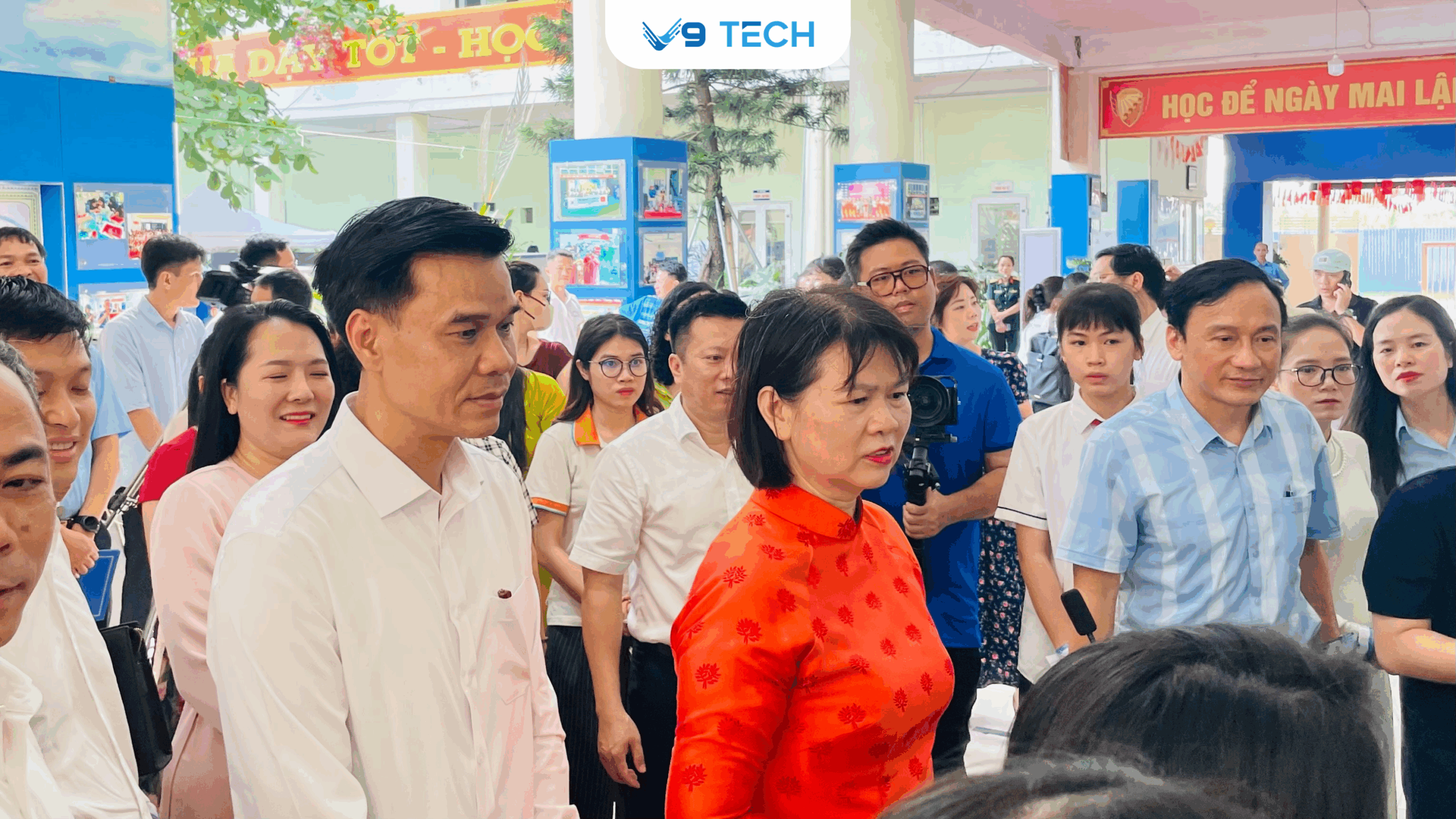 V9 Tech đồng hành cùng ngày hội Khoa học công nghệ, đổi mới sáng tạo và chuyển đổi số ngành GD&ĐT phường Xuân Phương năm học 2025 – 2026 8 Các Quý Đại biểu tham dự các gian hàng tại ngày hội
