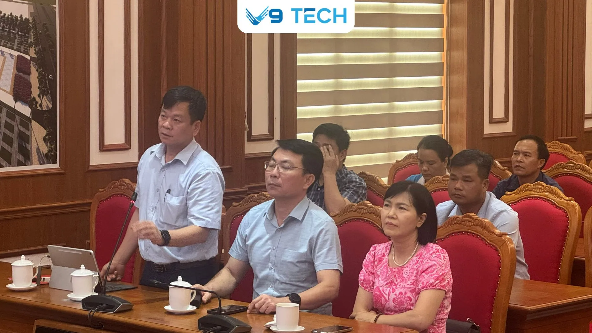 Đồng chí Trịnh Đức Hùng (đang đứng)